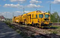 Am Bahnhof Muldenstein standen am 08.05.16 eine Stopfmaschine sowie ein Schotterpflug abgestellt.