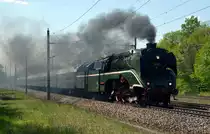 18 201 überführte am 08.05.16 einen Leerreisezug nach Wittenberg. Hier passiert der Zug gerade Burgkemnitz.