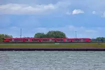 RE 9 auf dem Weg nach Stralsund, hier zwischen den Bahnhöfen Altefähr und Stralsund  Rügendamm. - 15.05.2016
