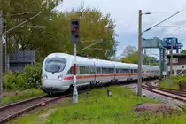 Während die Zugspitze des ICE's (Wien) den Bahnsteig von Stralsund Rügendamm erreicht, ist der Zugschluss noch auf der Ziegelgrabenbrücke. - 15.05.2016
