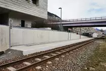 Blick auf die 2014 neu eröffnete Haltestelle Mittersill Essiger, am 31.3.2016.
Im Hintergrund ist noch der gerade abgefahrene R 3323 nach Zell am See zu sehen.