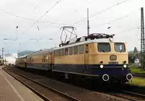 Der historische RHEINGOLD-Zug mit Zuglok E-101239 steht am 15.5.2016 nach der
Sonderfahrt durchs Mittelrheintal abends gegen 19.00 Uhr
im Bahnhof KOBLENZ-EHRENBREITSTEIN.
Der Pantograph ist bereits ausgefahren,am Ende des Zuges dampft die
ursprüngliche Zuglok 01150 noch kurz ab,bevor sie abgekoppelt wurde und die
Fahrt zurück nach Oberhausen ging.
Wieder mal eine sehr schöne Sonderfahrt der  RHEINSCHLEIFENBAHN !!!