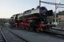 Die Pacific 01 202 wurde am 04.05.2016 für ihre grosse Reise nach Neustadt an der Weinstrasse vorbereitet und konnte bei der Remise in Lyss fotografiert werden.