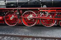 Die mächtigen und Triebräder der 01 202 glänzen jeweils wie neu.  Zu verdanken ist das dem unermüdlichen Engagement der vereinseigenen  Putzequipe . (Lyss, 04.05.2016). 