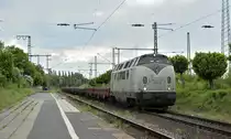 Am 14.5.16 kam die V270.09 alias 221 121-7 der SGL mit Altschotter durch Duisburg Wedau gefahren.

Duisburg Wedau 14.05.2016