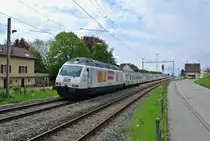 Am 14.05.2016 verkehrte der Kambly Pendel ausnahmsweise auf der RE Linie Bern-La Chaux-de-Fonds statt auf seiner Stammstrecke Bern-Luzern. Im Bilder verl�sst der RE 3916 mit der f�hrenden Re 465 004-0 den Bahnhof Les Geneveys-sur-Coffrane.