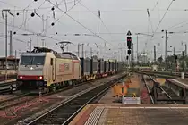 Durchfahrt am frühen Morgen des 12.05.2015 von Crossrail 185 578-2 mit einem Stahl-Containerzug aus Wanne-Eikel in Basel Bad Bf gen Muttenz.