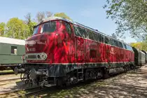 V160 002  Lollo  am 05.05.2016 im Zechenbahnhof Piesberg. Zur Erprobung der neuen BR V160 der DB wurden in den Jahren 1960 bis 1962 zehn Vorserienlokomotiven geliefert. Bei neun dieser Vorserienloks besaßen die Lokfronten rundliche Formen. Wegen des hohen Aufwandes der Formgebung wurde bereits die letzte Vorserienlok wie auch die Serienausführung mit der kantigeren Lokfront der Henschel-Lok V320 001 (Einzelstück, das nicht in Serie ging) ausgestattet.

Hersteller: Krupp
Fabriknummer: 4045
Abnahmedatum: 08.12.1960
Erst-Bw: Hamburg-Altona
weitere Beheimatungen: Lübeck, Hamburg-Harburg, Gelsenkirchen-Bismarck, Osnabrück Zbf
Betreibernr. z.Z.d. Aufnahme: V160 002
UIC-Nr.: 92 80 1216 002-6 D-RPRS
ursprüngl. Fahrzeugnr.: V160 002
Umzeichnungen: 216 002-6 (01.01.1968)
z-Stellung (DB): 28.09.1978
Ausmusterung (DB):  18.03.1979
Eigentümer z.Z.d. Aufnahme: Railsystems RP

