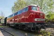 V160 002  Lollo  am 05.05.2016 im Zechenbahnhof Piesberg. Zur Erprobung der neuen BR V160 der DB wurden in den Jahren 1960 bis 1962 zehn Vorserienlokomotiven geliefert. Bei neun dieser Vorserienloks besaßen die Lokfronten rundliche Formen. Wegen des hohen Aufwandes der Formgebung wurde bereits die letzte Vorserienlok wie auch die Serienausführung mit der kantigeren Lokfront der Henschel-Lok V320 001 (Einzelstück, das nicht in Serie ging) ausgestattet.

Hersteller: Krupp
Fabriknummer: 4045
Abnahmedatum: 08.12.1960
Erst-Bw: Hamburg-Altona
weitere Beheimatungen: Lübeck, Hamburg-Harburg, Gelsenkirchen-Bismarck, Osnabrück Zbf
Betreibernr. z.Z.d. Aufnahme: V160 002
UIC-Nr.: 92 80 1216 002-6 D-RPRS
ursprüngl. Fahrzeugnr.: V160 002
Umzeichnungen: 216 002-6 (01.01.1968)
z-Stellung (DB): 28.09.1978
Ausmusterung (DB):  18.03.1979
Eigentümer z.Z.d. Aufnahme: Railsystems RP

