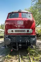V160 002  Lollo  am 05.05.2016 im Zechenbahnhof Piesberg. Zur Erprobung der neuen BR V160 der DB wurden in den Jahren 1960 bis 1962 zehn Vorserienlokomotiven geliefert. Bei neun dieser Vorserienloks besaßen die Lokfronten rundliche Formen. Wegen des hohen Aufwandes der Formgebung wurde bereits die letzte Vorserienlok wie auch die Serienausführung mit der kantigeren Lokfront der Henschel-Lok V320 001 (Einzelstück, das nicht in Serie ging) ausgestattet.

Hersteller: Krupp
Fabriknummer: 4045
Abnahmedatum: 08.12.1960
Erst-Bw: Hamburg-Altona
weitere Beheimatungen: Lübeck, Hamburg-Harburg, Gelsenkirchen-Bismarck, Osnabrück Zbf
Betreibernr. z.Z.d. Aufnahme: V160 002
UIC-Nr.: 92 80 1216 002-6 D-RPRS
ursprüngl. Fahrzeugnr.: V160 002
Umzeichnungen: 216 002-6 (01.01.1968)
z-Stellung (DB): 28.09.1978
Ausmusterung (DB):  18.03.1979
Eigentümer z.Z.d. Aufnahme: Railsystems RP

