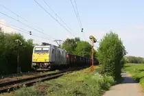 186 341-4 der Euro Cargo Rail kommt aus Richtung Aachen-West und fährt die Gemmenicher-Rampe hoch mit einem Kurzen Schrottzug aus Köln-Kalk(D) nach Genk-Goederen(B) und fährt in Richtung Gemmenicher-Tunnel,Botzelaer(B),Gemmenich(B),Nouvelaer(B),Moresnet(B),Moresnet-Chapelle(B),Montzen(B). Aufgenommen an der Montzenroute am Gemmenicher-Weg.
Bei Sommerwetter am Abend vom 12.5.2016.