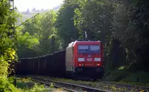 Ein Nachschuss von der 185 302-7 DB fährt als Schubhilfe sie schiebt einem schweren n Schrottzug aus Köln-Kalk(D) nach Genk-Goederen(B)  bis zum Gemmenicher-Tunnel. Vorne fährt die 186 341-4 der Euro Cargo Rail.
Aufgenommen an der Gemmenicher-Rampe am Gemmenicher-Weg auf dem Montzenroute. 
Bei Sommerwetter am Abend vom 12.5.2016.  