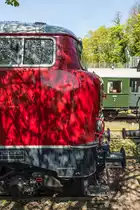 V160 002 am 05.05.2016 im Zechenbahnhof Piesberg.
Bei einer kleinen Bildserie dieser Lok darf kein Profilbild der Lokfront fehlen. Der rundliche Vorbau der Lok erinnerte Eisenbahnfreunde der 60er Jahre an das Decolté der italienischen Schauspielerin Gina Lollobrigida, was ihr den Spitzname  Lollo  einbrachte.
Zur Erprobung der neuen BR V160 der DB wurden in den Jahren 1960 bis 1962 zehn Vorserienlokomotiven geliefert. Bei neun dieser Vorserienloks besaßen die Lokfronten rundliche Formen. Wegen des hohen Aufwandes der Formgebung wurde bereits die letzte Vorserienlok wie auch die Serienausführung mit der kantigeren Lokfront der Henschel-Lok V320 001 (Einzelstück, das nicht in Serie ging) ausgestattet.

Hersteller: Krupp
Fabriknummer: 4045
Abnahmedatum: 08.12.1960
Erst-Bw: Hamburg-Altona
weitere Beheimatungen: Lübeck, Hamburg-Harburg, Gelsenkirchen-Bismarck, Osnabrück Zbf
Betreibernr. z.Z.d. Aufnahme: V160 002
UIC-Nr.: 92 80 1216 002-6 D-RPRS
ursprüngl. Fahrzeugnr.: V160 002
Umzeichnungen: 216 002-6 (01.01.1968)
z-Stellung (DB): 28.09.1978
Ausmusterung (DB):  18.03.1979
Eigentümer z.Z.d. Aufnahme: Railsystems RP

