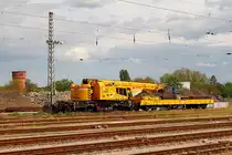 Der EDK 152 der Bahnbau Gruppe mit seinem Schutzwagen ist am 16.05.2016 im Bahnhof Oranienburg abgestellt.
Schweres Nebenfahrzeug
Nr.: 97 82 53 004 19-3
Art: Gleisbauschienenkran KRC 810 T
Eigengewicht. 128,0 t
Hersteller/Fabriknummer: 2001/115300
Schutzwagen: 80 80 39 480 38-5
