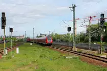 Die  112 183 schiebt den RE 3351 auf der RE 3 von Schwedt (Oder) nach Lutherstadt Wittenberg am 16.05.2016 in den Bahnhof Berlin Gesundbrunnen.