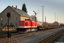 112 326 setzt sich am 27.03.07 in Chemnitz-S�d mit ihrem Flachwagenzug in Richtung Chemnitz Hbf in Bewegung. In Chemnitz-S�d existieren noch Formsignale und sogar ein Wasserkran - wie lange wohl noch?
