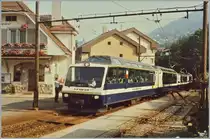 40 Jahre MOB Panoramic Express: Ein Superpanoramic Express mit den beiden in der Mitte eingereihten Triebfahrzeugen bei der Durchfahrt in Fontanivent im Juni 1987.
