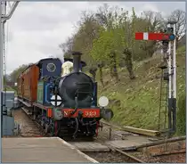 Die SECR P Class (South Eastern and Chatham Railway) 323 erreicht Horsted Keynes. Diese kleine, bunte Lok ist seit 1960 bei Museumsbahn Bluebell Railway.
23. April 2016