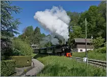 Festival Suisse de la vapeur 2016: Die G 2x 2/2 105 mit ihrem Zug Richtung Chamby oberhalb von Blonay.
16. Mai 2016