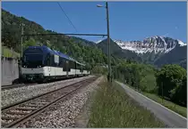 Der MOB ABe 4/4 9303 ist mit dem Be 4/4 9203 und einem Zwischenwagen auf Probefahrt in Sendy-Sollard, einem Bahnsteiglosen Bahnhof mit herrlich alten Holzmasten.
25. Mai 2016