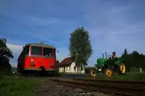 VT 10.02 knatterte am 27.Mai 2016 durchs Sulmtal. Ganz zur Freude des Fotografen tuckerte ein Steyr Traktor um s Eck :-) Gleinstätten auf Höhe Ziegelwerk 
