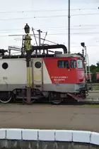 E-Lok 41-0896 manövriert am 14.05.2016 in Bahnhof Brasov. Hier wartet Sie auf freie Fahrt vor dem alten Wasserkran.