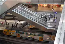 Über Treppen nach oben -

Blick in die untere Bahnsteigebene des Berliner Hauptbahnhofes. Großzügige Treppen schaufeln die Reisenden nach oben.

29.02.2016 (M)