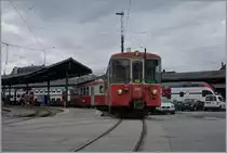 Mit dem Bt 222 an der Spitze wartet der BDeh 2/4 darauf, den Regionalzug nach Blonay zu schieben. Im Vordergrund ist das kreuzende Normalspurgleis zu sehen, dass vor Jahren die geleich nördlch des Bahnhofs gelegenen Industriebetriebe nutzten.
7. April 2016
