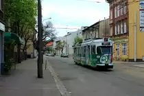 Von den Zweirichtungs-Sechsachsern der Firma Wegmann sind noch neun Fahrzeuge in Gorzow im Einsatz. Tw 253 (ex Kassel 314) befährt am 03.05.2016 das eingleisige Streckenstück zwischen den Haltestellen Jancarza und Zaklad Energetyczny. Da die drei Straßenbahnlinien in Gorzow über Wendeschleifen verfügen, wurden bei diesen Triebwagen an einem Ende der Fahrersitz ausgebaut und die Türen auf einer Seite verschlossen.