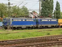 ESG Doppel aus 1142.562 und 1142.578 am 27.05.2016 mit einem Wiebe Gleisbauzug aus MFS40/ZW,<br> sowie BSW2000 durch Seelze Richtung Minden fahrend.<br>
(NVR: 91 80 1142 562-9 D-ESGBI) und (91 80 1142 578-5 D-ESGBI)
<P>Weitere Bilder zum Thema Bahnfotografie gibt es auf meiner Site unter:<br> 
<a href= http://www.ralf-bueker.de/Ralf's Eisenbahnbilder.htm target= _blank >Ralf's Eisenbahnbilder