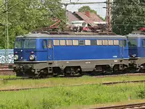 ESG Doppel aus 1142.562 und 1142.578 am 27.05.2016 mit einem Wiebe Gleisbauzug aus MFS40/ZW,<br> sowie BSW2000 durch Seelze Richtung Minden fahrend.<br>
Hier 1142.562, die erste Lok im Verband
<P>Weitere Bilder zum Thema Bahnfotografie gibt es auf meiner Site unter:<br> 
<a href= http://www.ralf-bueker.de/Ralf's Eisenbahnbilder.htm target= _blank >Ralf's Eisenbahnbilder