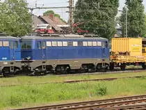 ESG Doppel aus 1142.562 und 1142.578 am 27.05.2016 mit einem Wiebe Gleisbauzug aus MFS40/ZW,<br> sowie BSW2000 durch Seelze Richtung Minden fahrend.<br>
Hier 1142.578, die zweite Lok im Verband
<P>Weitere Bilder zum Thema Bahnfotografie gibt es auf meiner Site unter:<br> 
<a href= http://www.ralf-bueker.de/Ralf's Eisenbahnbilder.htm target= _blank >Ralf's Eisenbahnbilder