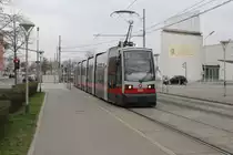 Wien Wiener Linien SL 6 (B 650) Simmering, Svetelskystraße / Am Hofgartel am 22. März 2016. - Im Hintergrund rechts befindet sich die Pfarrkirche St. Benedikt am Leberberg (errichtet 1996 - 1997).