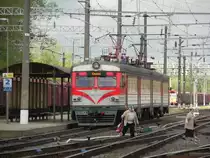 Zwischen den neuen Doppelstockzügen sind zwischen Vilnius und Kaunas auch noch einige Triebwagen der Reihe ER9M im Einsatz. Dieser hier hält gerade in Kaisiadorys auf dem Weg nach Kaunas. Mit dem Überschreiten der Gleise nimmt man es in Litauen nicht so genau :) 