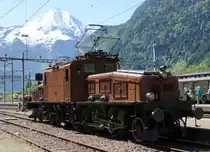 SBB: ELEKTRISCHE GOTTHARDLOKOMOTIVEN AUS DEM JAHRE 1920. Während die braune in Erstfeld stationierte Krokodillokomotive Ce 6/8 II 14253 auf der Gotthard Bergstrecke noch oft vor Sonderzügen zum Einsatz gelangt, erfreut die grüne Ce 6/8 II 13254 seit Jahren die Besucher vom Verkehrshaus Luzern. Beide Aufnahmen stammen vom 21. Mai 2016.
Foto: Walter Ruetsch