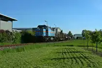 Die 575 002-7 alias V102 war am Morgen des 06.05.16 mit der Übergabe (EZ) 55830 von Freiburg (Breisgau) Gbf nach Breisach unterwegs. Nachdem in Breisach der Anschluss des ortsansässigen Winzerkellers bedient wurde, fuhr die 1985 gebaute Lok mit ihren zwei Holzwagen in den Bahnhof ein.