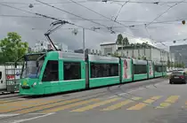 Be 6/8 Combino 306, mit einer Teilwerbung für Calzedonia, fährt zur Haltestelle der Linie 1 am Voltaplatz. Die Aufnahme stammt vom 24.05.2016.