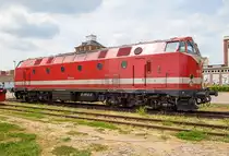 
Das  U-Boot , bzw. die 229 147-4 (92 80 1229 147-4 D-CLR) der Cargo Logistik Rail-Service GmbH (CLR), ex DB 229 147-4, ex DR 219 147-6 , ex DR 119 147-7, wurde am 21.05.2016 auf dem Familienfest der Magdeburger Eisenbahnfreunde im Wissenschaftshafen Magdeburg präsentiet.

Das U-Boot wurde 1983 von der Lokomotivfabrik 23. August in Bukarest /Rumänien (heute FAUR S.A.) unter der Fabriknummer  24653 gebaut und an die Deutsche Reichsbahn als DR 119 147-7 geliefert. Bereits 1992/93 wurde sie von Krupp, unter der Fabriknummer 5660, modernisiert.

Mehr Info´s zur Lok unter: http://hellertal.startbilder.de/name/galerie/kategorie/Neueste.html 