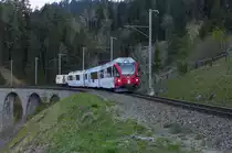 An diesem Tag wurde der R 4109 (Chur - Samedan) als Allegra geführt. Hinten hing nur ein einziger  Coop-Wagen  dran. Abe 8/12 3512  Jörg Jenatsch  befährt gerade das Schmittentobelviadukt. Schöne Grüße an den freundlichen Triebfahrzeugführer, der wohl erstaunt war so früh Jemanden an der Strecke zu treffen.
(07. Mai 2016)
