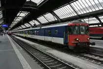 Die EWI/II Pendel werden immer seltener, daher ist sogar mal ein Bild aus dem HB Z�rich schon speziell; Planm�ssig verkehrt in Z�rich kein solcher Pendel mehr, regelm�ssig kommen sie jedoch noch als Dispoz�ge zum Einsatz. Ab heute werden die IR Z�rich - Konstanz teilweise mit Reservependeln gef�hrt, Grund daf�r ist die bevorstehende Er�ffnungsfeier des Gotthard-Basis-Tunnels wo neueres Rollmaterial gebraucht wird. Nach der Feier werden die Eins�tze wieder rarer: BDt EWII 50 85 82-33 932-3 mit dem Bedarfspendel von Olten (hinten ist die Re 420 303-0 (11303), links daneben steht die Re 420 195-0 (11195) mit dem IR 1968 nach Basel, 28.05.2016.