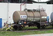 Kesselwagen Zcs der VTG mit der Nr.: 23 RIV 80 D-VTGD 7465 400-1 für den Transport von Dichlormethan (Warntafel 60/1593), abgestellt am 14.05.2015 auf dem Werksgelände der Honeywell in Seelze.