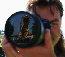 28.Mai 2016 .
Bei HP vor der Haustür ging´s schwer zur Sache.
Der Kirow Kran der Gleisbaufirma Swietelsky versetzte einen Durchlass. 
Das  Monstergerät  hatte leichtes Spiel mit den Betonteilen die zuvor an Ort und Stelle Vorgefertigt wurden. 
Natürlich haben HP und ich das ganze   VOR DIE LINSE  geholt...