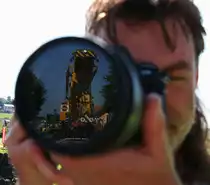 28.Mai 2016 .
Bei HP vor der Haustür ging´s schwer zur Sache.
Der Kirow Kran der Gleisbaufirma Swietelsky versetzte einen Durchlass. 
Das  Monstergerät  hatte leichtes Spiel mit den Betonteilen die zuvor an Ort und Stelle Vorgefertigt wurden. 
Natürlich haben HP und ich das ganze   VOR DIE LINSE  geholt...