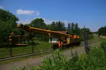 Bereits zu Mittag war der Kran Einsatz beendet . Selbstfahrend fuhr der Stählerne Gigant nach Lannach zurück um sich für die nächsten Baustellen abfahrbereit zu machen. HP wollte hinter mir schon seine rrrrrrrrrrrrrrrrrr auspacken um das Gras zu  entfernen ... 
28.05.2016 