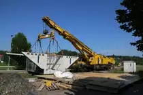 Um den unteren Teil des Durchlasses versetzen zu könne wurde in der Nacht bereits ein Fundament errichtet. Auf den Zentimeter genau passte man den Betonteil dann ein. 28.05.2016  