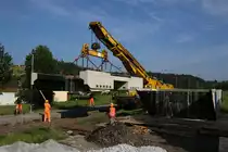 In 2 Teilen wird der Betonteil in die Arbeitsgrube verbracht. Der erste Schritt war die Teile von einander zu trennen. 28.05.2016