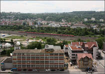 In voller Länge und hauchdünn -

Der S-Bahn-Langzug auf der Linie S1 wird gleich in den Bahnhof Esslingen am Neckar einfahren.

28.05.2016 (M)