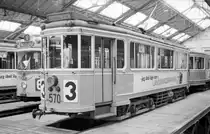 København / Kopenhagen Københavns Sporveje (KS) im April 1968: Im Straßenbahnbetriebshof Svanemøllen hält u.a. der Triebwagen 570 (Serie 501 - 618; KS-Hauptwerkstätte 1930-1941) mit einem Beiwagen der Serie 1501 - 1583; KS-Hauptwerkstätte 1930 - 1941). - Scan von einem S/W-Negativ. Film: Ilford FP3.