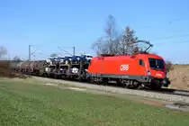 Mit einem gemischten Güterzug von München Nord Rbf nach Salzburg Gnigl legte sich die in perfektem Lackzustand befindliche 1016.034 am 16. März 2013 bei Weiching in die Kurve.