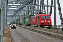 Auf der Lillabaelsbroen über den kleinen Belt donnert die 185 336-2 Green Cargo Lok mit dem Tuborg Bierexpress rascher über die Brücke,als es denn Autos zulässig ist ;-O
Bild vom 20.5.2016